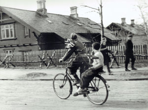 Gutter på sykkel etter frigjøringen