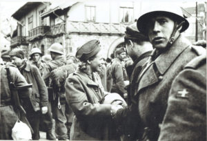 Norske tropper ankommer. Til venstre sovjetisk krigsfange (Foto: Trygve Romsloe)