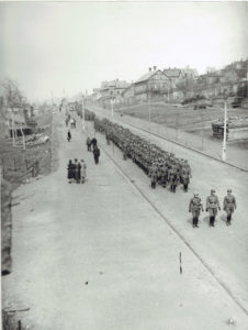Tyskerne på vei til havnen i Narvik